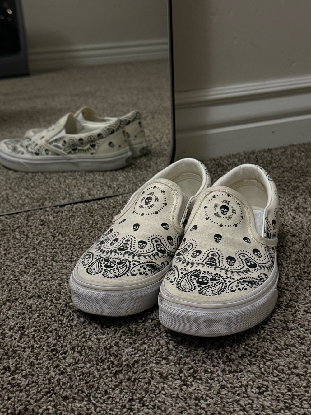 Vans - Skull Bandana Slip-On Sneakers - Cream & Black